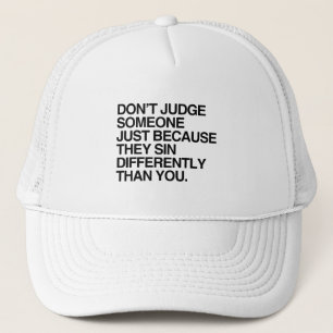 CASQUETTE NE JUGEZ PAS QUELQU'UN PARCE QU'ILS SIGNENT DIFFÉR