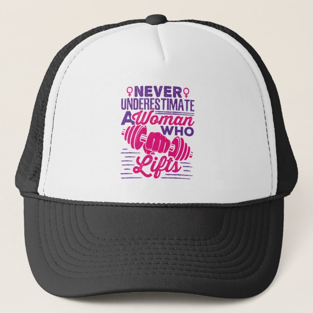 Casquette Ne sous-estimez jamais une femme qui lève (Devant)