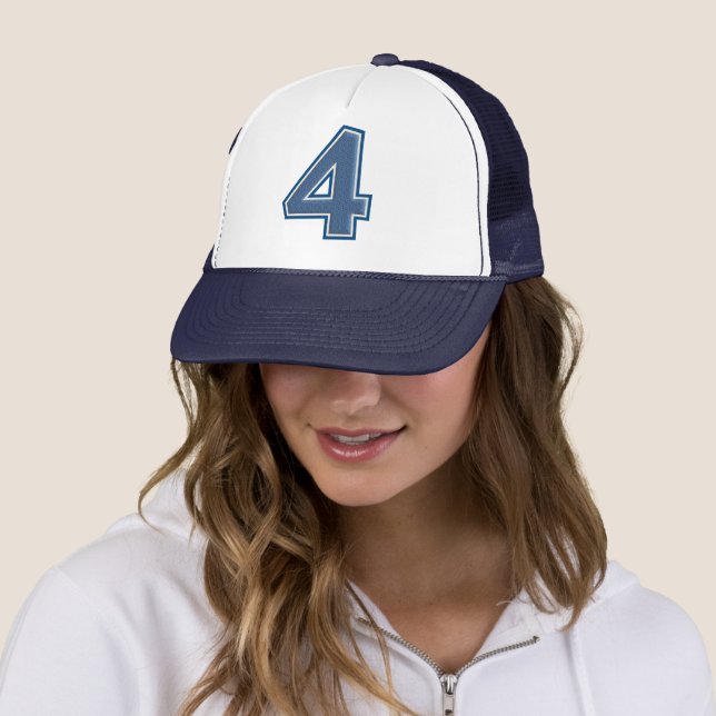 Casquette Numéro bleu Varsity "4" (En situation)