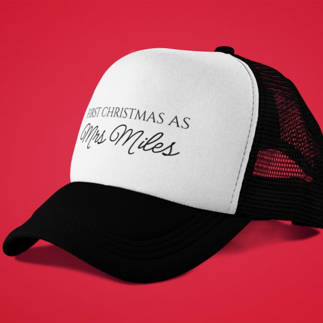 Casquette Personnalisé 'Premier Noël en tant que Madame' Nom (Personalized 'First Christmas as a Mrs.' Surname Trucker Hat)