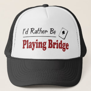 Casquette Plutôt joue au bridge