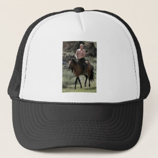 Casquette Poutine sans chemise monte un cheval