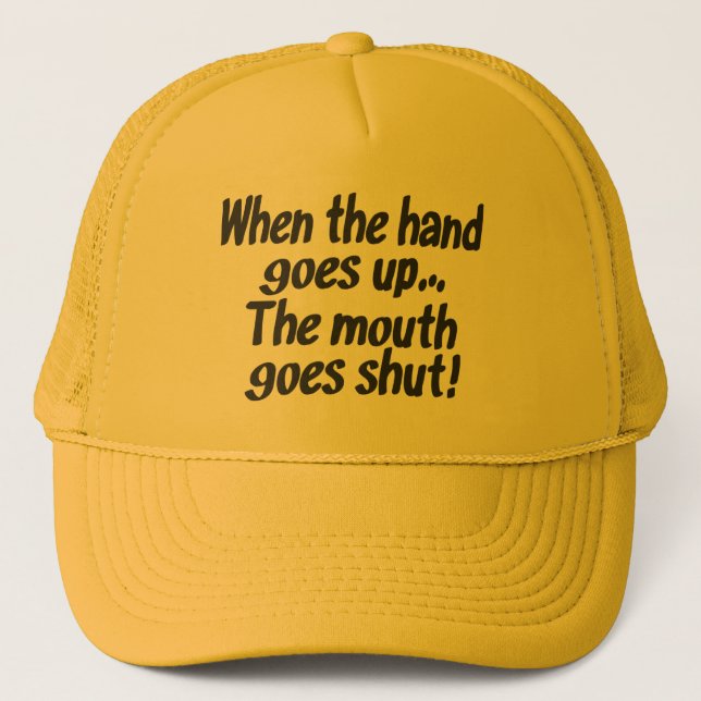 Casquette Quand la main monte la bouche disparaît le (Devant)