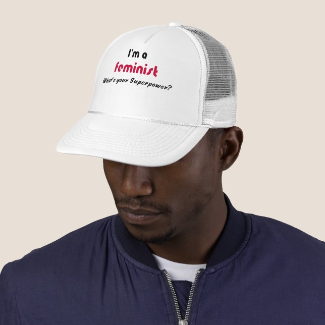 Casquette slogan féministe de super pouvoir (En situation)