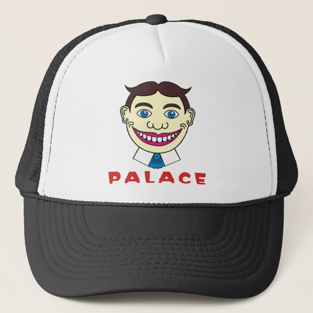 Casquette Tillie au-dessus des lettres de palais (Devant)