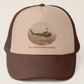 Casquette UH-1 au-dessus des paddys du Vietnam