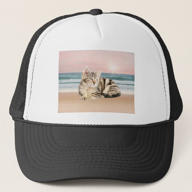 Casquette Un chat à rayures plus mignon assis sur la plage a (Devant)