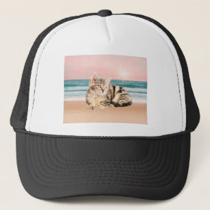 Casquette Un chat rayé mignon assis sur la plage au coucher 