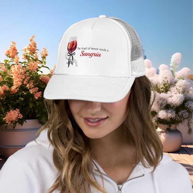 Casquette Une femme d'honneur a besoin d'une bachelorette Sa (Maid of honor Needs a Sangria bachelorette bridal Trucker Hat)
