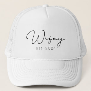 Casquette Wifey vient de se marier avec une nouvelle mariée