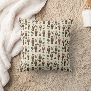 Casse-noix en joyaux sur un coussin de jeté de vac