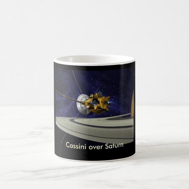 Cassini au-dessus de tasse de Saturn (Centre)