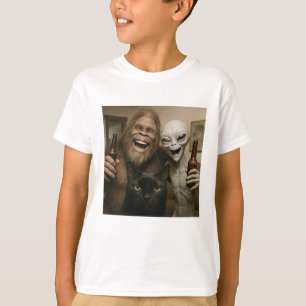 Cat Bigfoot Alien Selfie BFF Funny Photo With UFO T-Shirt