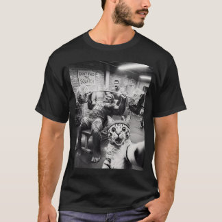 Cat Selfie Funny Bigfoot Gym Bro Weightlifting T-Shirt