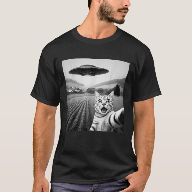 Cat Selfie with Alien UFO Funny Cat Gifts for Men  T-Shirt (Front)