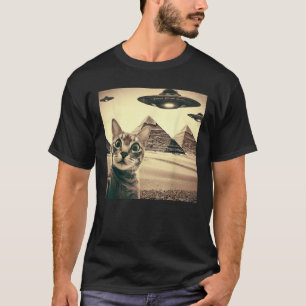 Cat Selfie With Alien UFO Funny Cat Gifts For Men T-Shirt