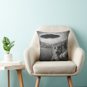 Cat Selfie With Alien UFO Funny Cat Gifts Throw Pillow