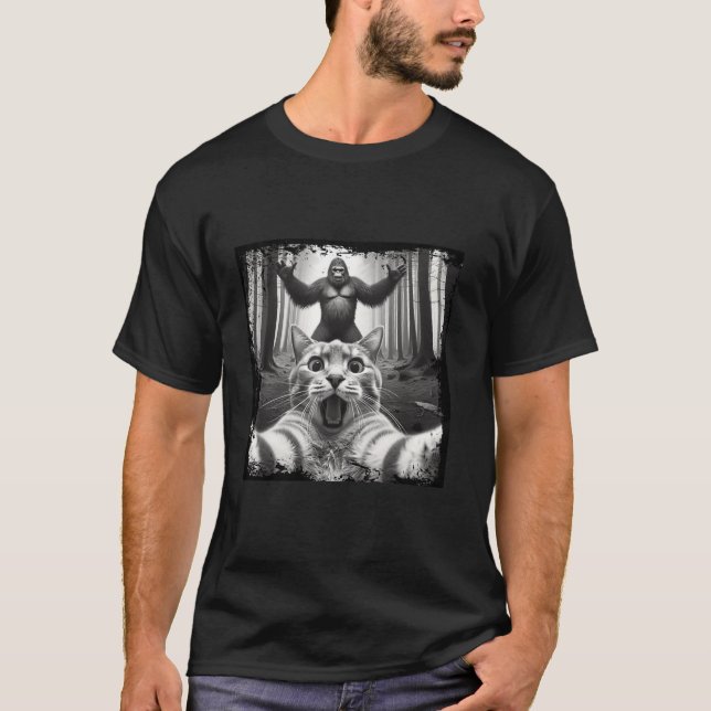 Cat Selfie With Bigfoot Funny Humour Sasquatch and T-Shirt (Front)