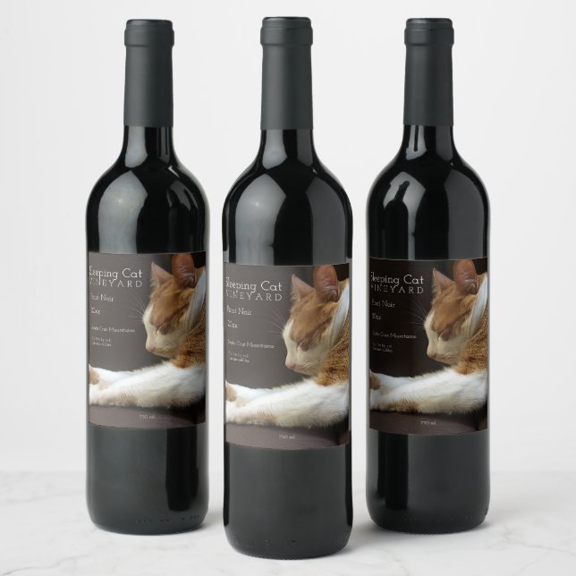 Cat sleeping on sofa wine label (Bottles)