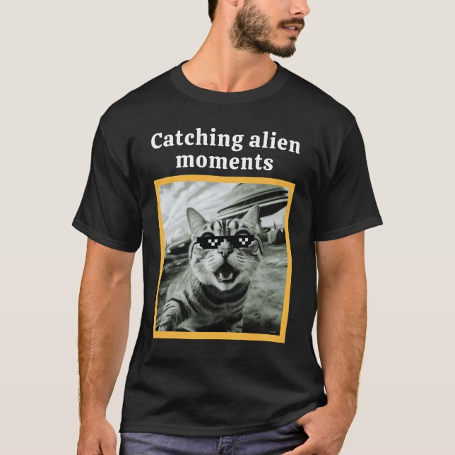 cat taking selfie meme ufo"Cat-ching alien moments T-Shirt (Front)