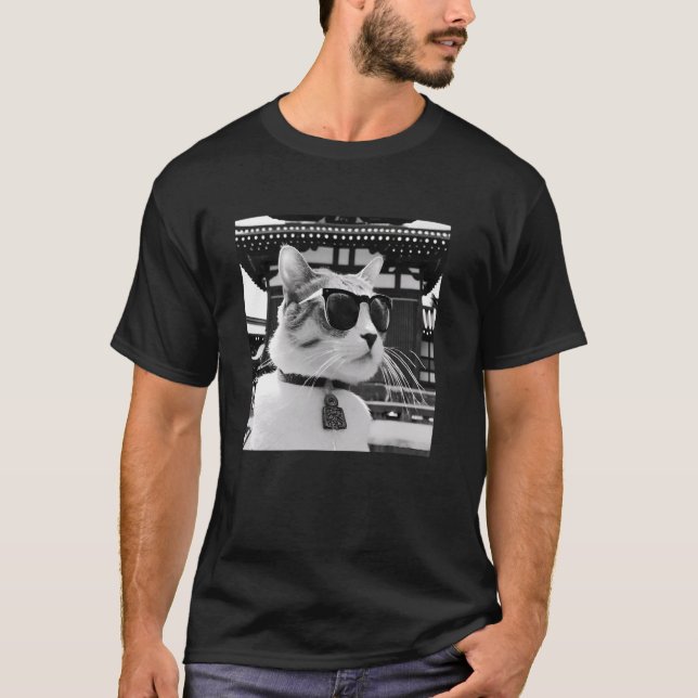 Cat Wearing Sunglasses At The Senso-Ji Buddhist Te T-Shirt (Front)