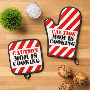 Caution Mom is cooking graphic cooks Oven Mitt & Pot Holder Set