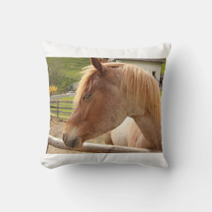 Cavallo dalla criniera dorata   Cuscino fotografic Throw Pillow