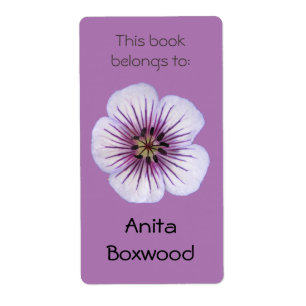 Ce livre appartient à la fleur pourpre nommée
