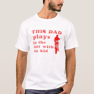 Ce papa joue dans le T-shirt de motocross de vélo
