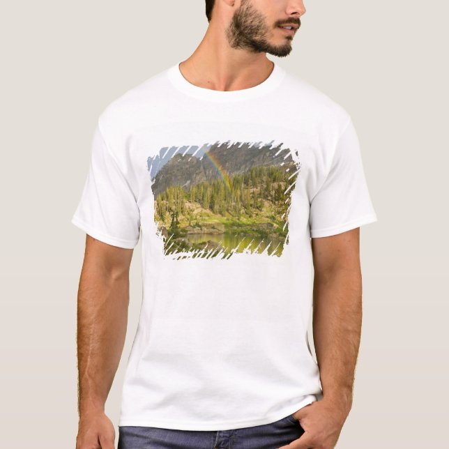 Cecret Lake with rainbow over Devil's Castle, T-Shirt (Front)
