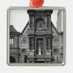 Central part of the main fa�ade metal ornament