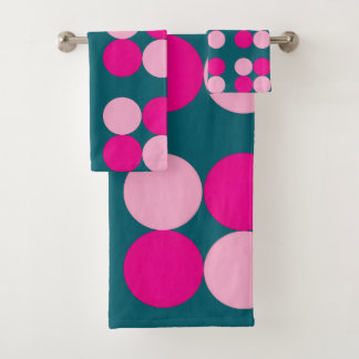 Cercles roses sur serviette verte