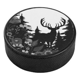 Cerf avec grand rack hors forêt