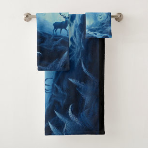 Cerf dans une forêt sombre de brume bleue