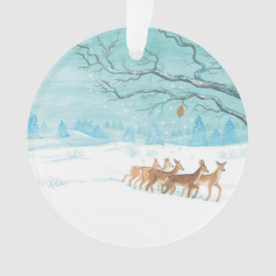 Cerf de chevreuil dans le bois d'hiver couvert de 