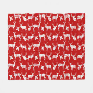 Cerf rustique blanc sur couverture en polaire roug