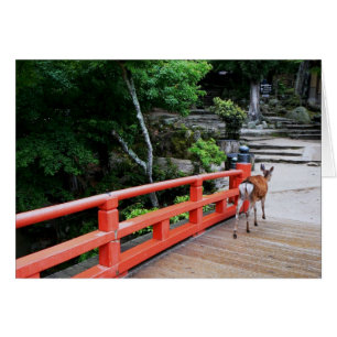Cerf traversant un pont japonais rouge