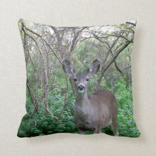 Cerfs communs dans le coussin en bois