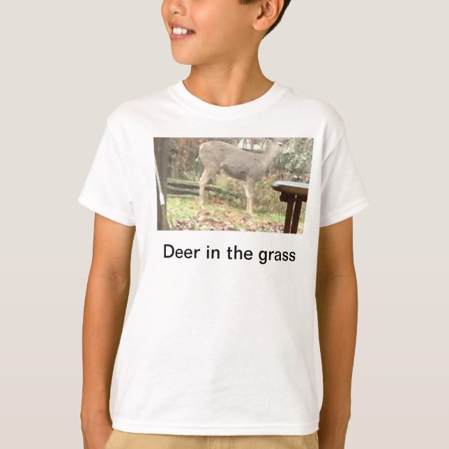 Cerfs communs dans le T-shirt d'herbe (Devant)