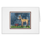 cerfs communs de bébé mangeant le champignon