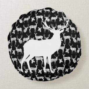 Cerfs communs noirs avec le coussin rond blanc de