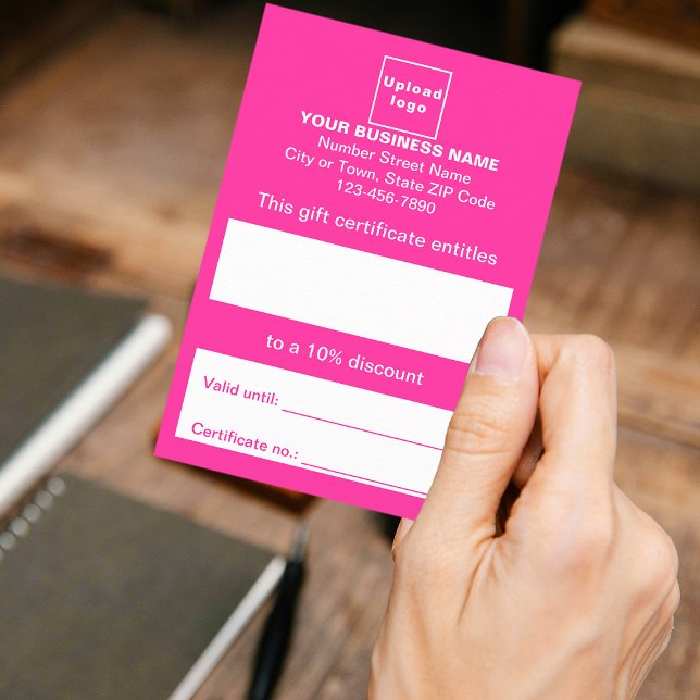 Certificat cadeau Pink Business (Customer holding business pink gift certificate)