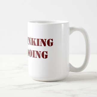 Cessez de penser le début faisant la tasse