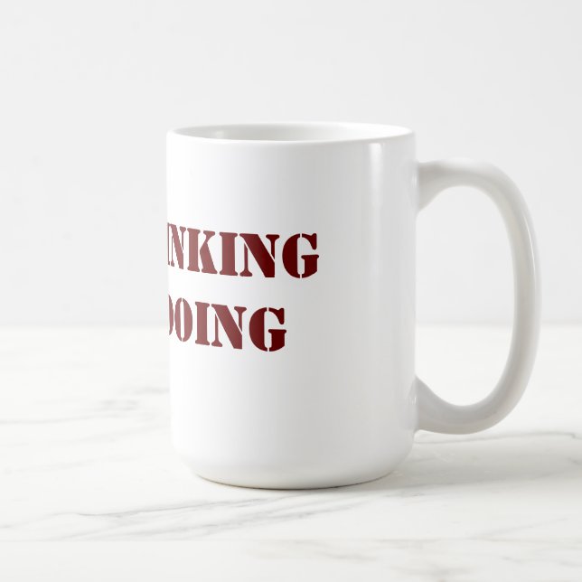 Cessez de penser le début faisant la tasse (Droite)