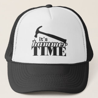 C'est casquette de camionneur de temps de marteau