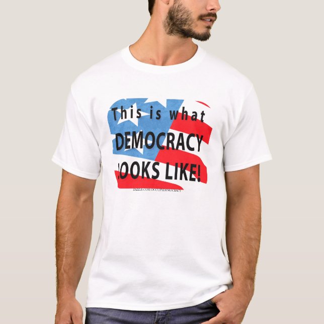 C'EST CE QUI RESSEMBLE LA DÉMOCRATIE AU T-SHIRT (Devant)