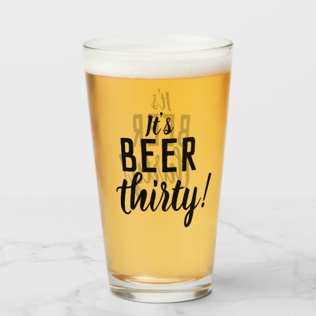 C'est de la bière Trente drôle Boire du verre de b (Devant (rempli))
