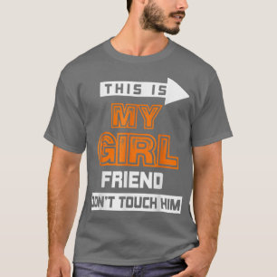 C'est ma petite amie ne touche pas à son T-shirt