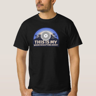 C'EST MON T-SHIRT DE SCULPTURE SUR BOIS SCULPTURE