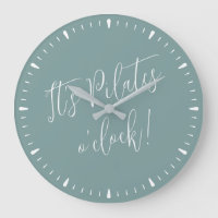 C'est Pilates O' Horloge Amusant Green Script cade